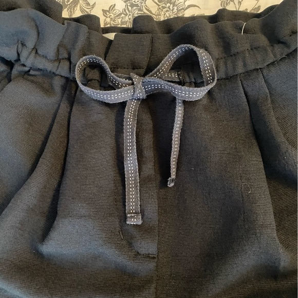 ARITZIA Wilfred Black High Waisted
Paperbag Cuffed Shorts Size:XXS - Picture 2 of 5